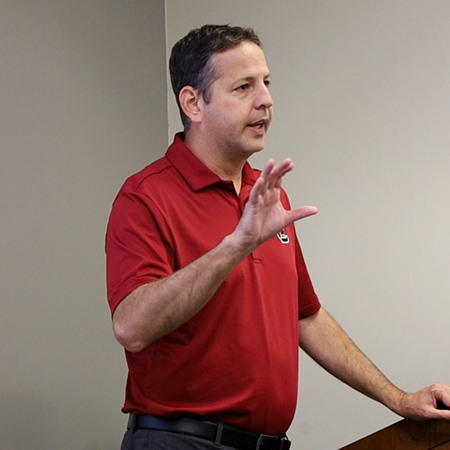 Professor Stephen Shapiro speaks to a class.